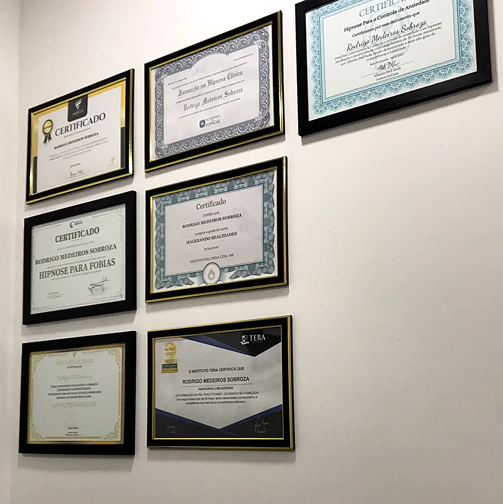 Parede de certificações e diplomas de Rodrigo M Sobroza